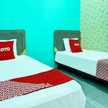 Oyo 91731 Home Stay Elis Cateliya Syariah Karawang Luaran gambar