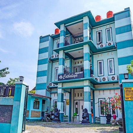 Oyo 91731 Home Stay Elis Cateliya Syariah Karawang Luaran gambar