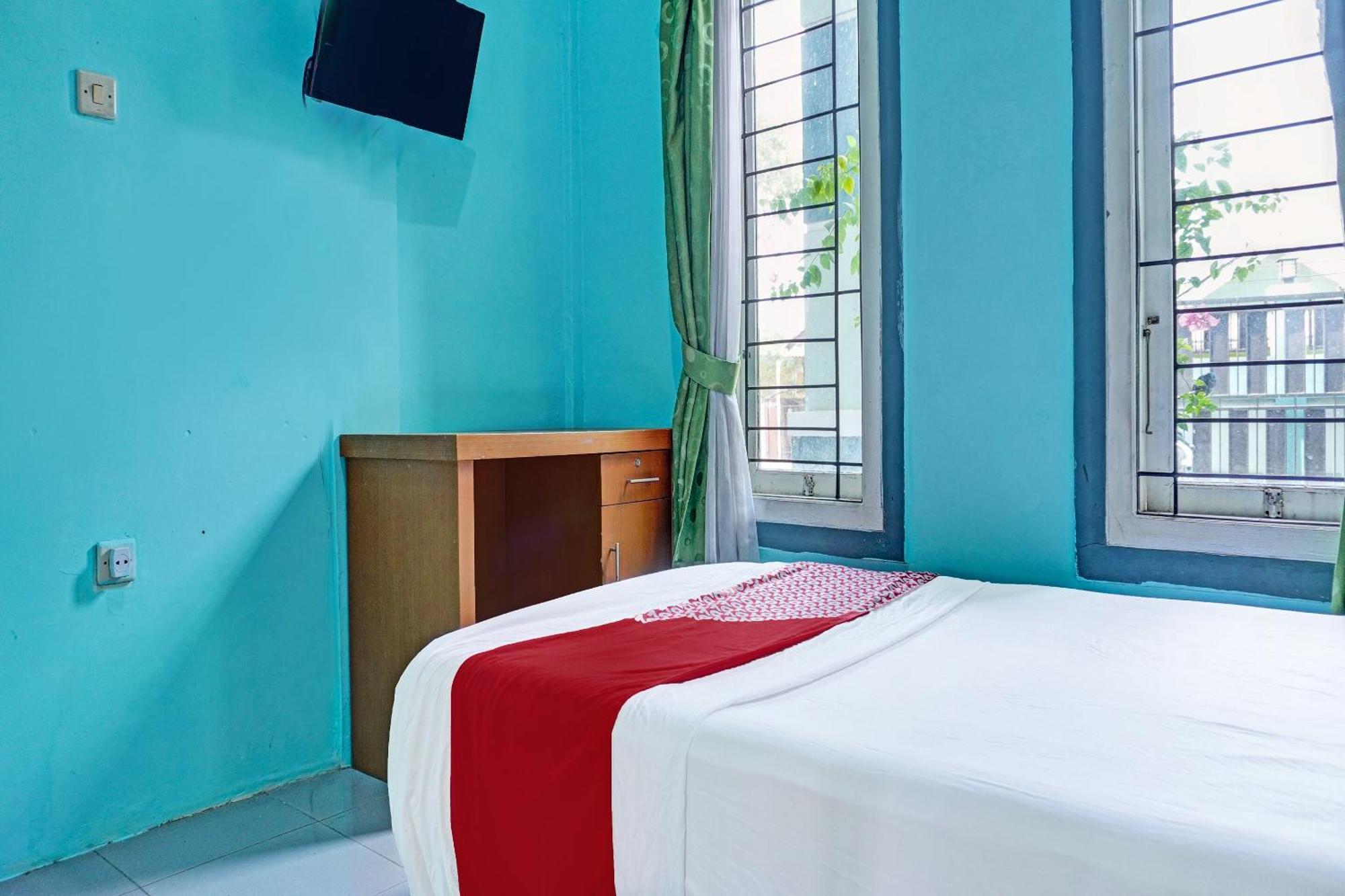 Oyo 91731 Home Stay Elis Cateliya Syariah Karawang Luaran gambar