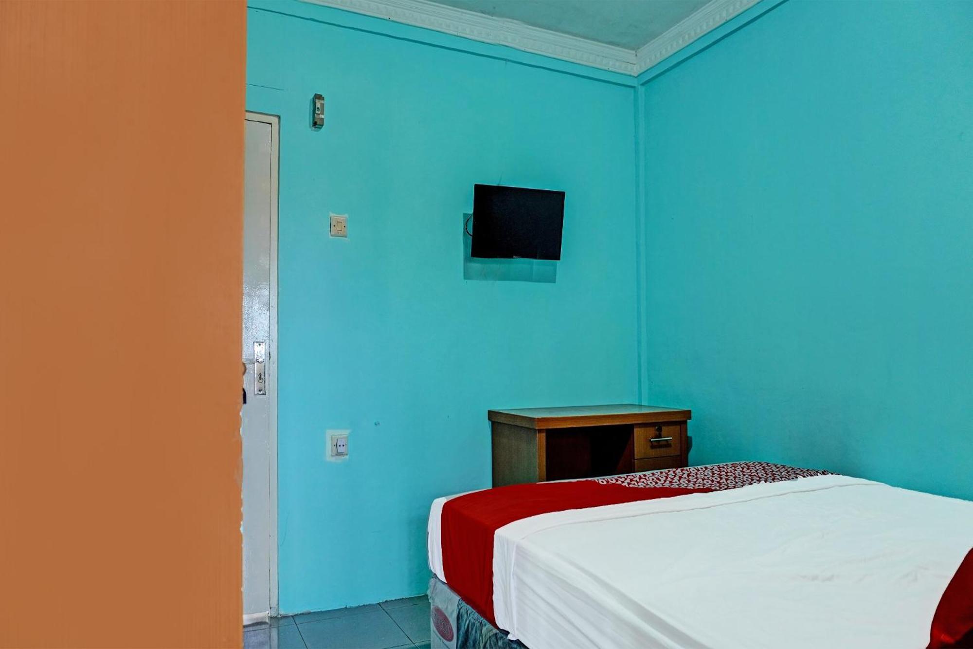 Oyo 91731 Home Stay Elis Cateliya Syariah Karawang Luaran gambar