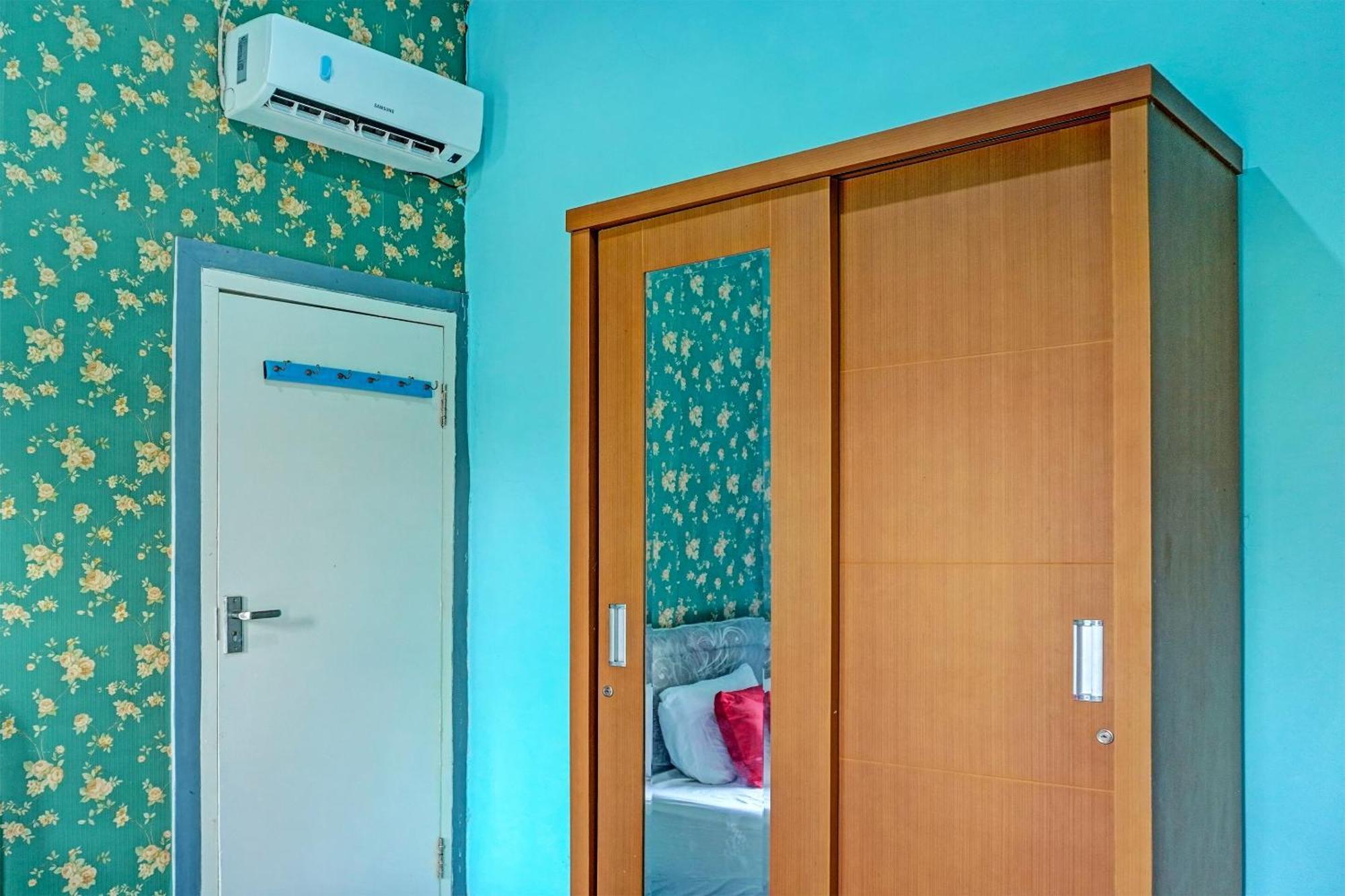Oyo 91731 Home Stay Elis Cateliya Syariah Karawang Luaran gambar