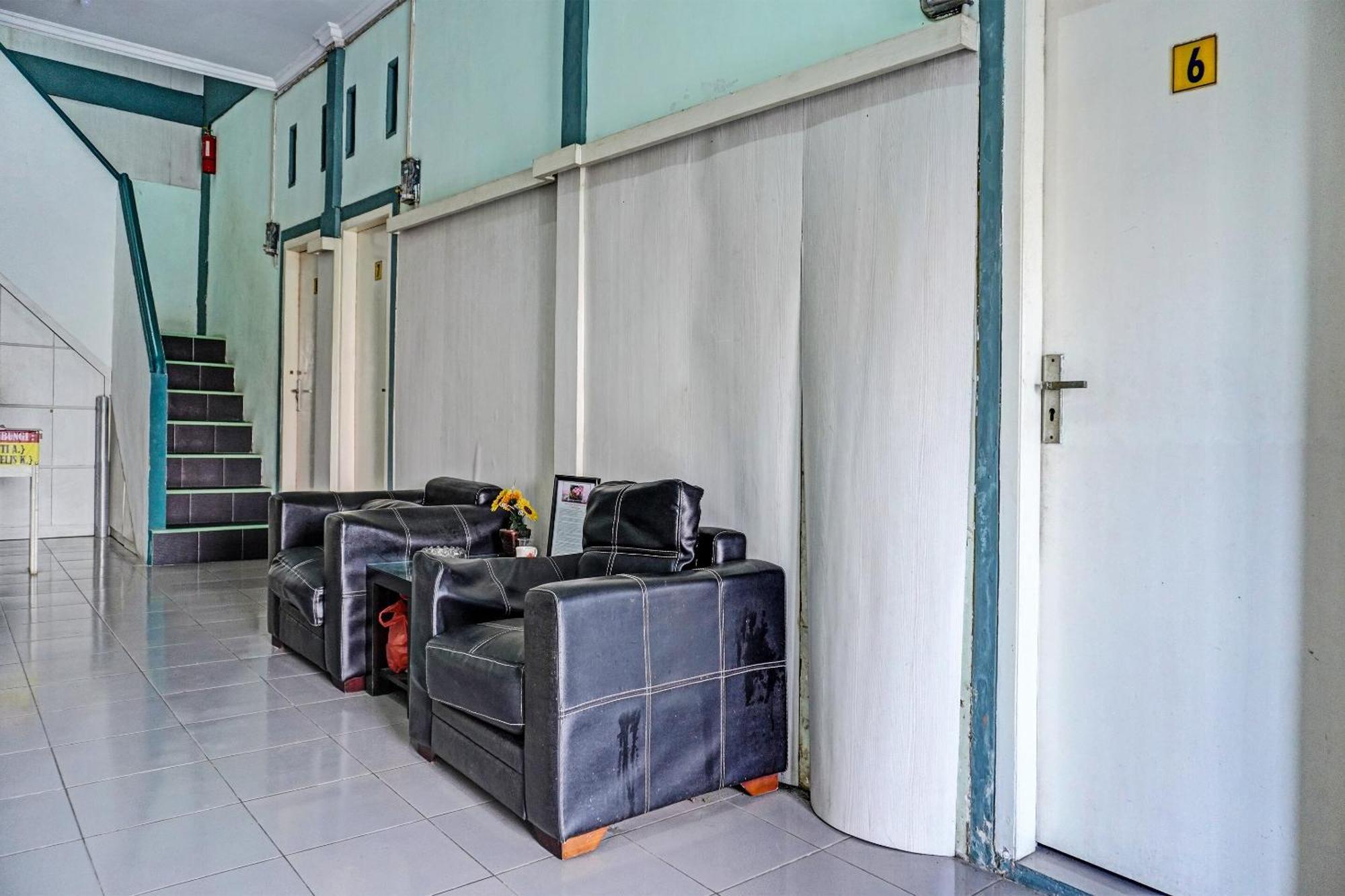 Oyo 91731 Home Stay Elis Cateliya Syariah Karawang Luaran gambar