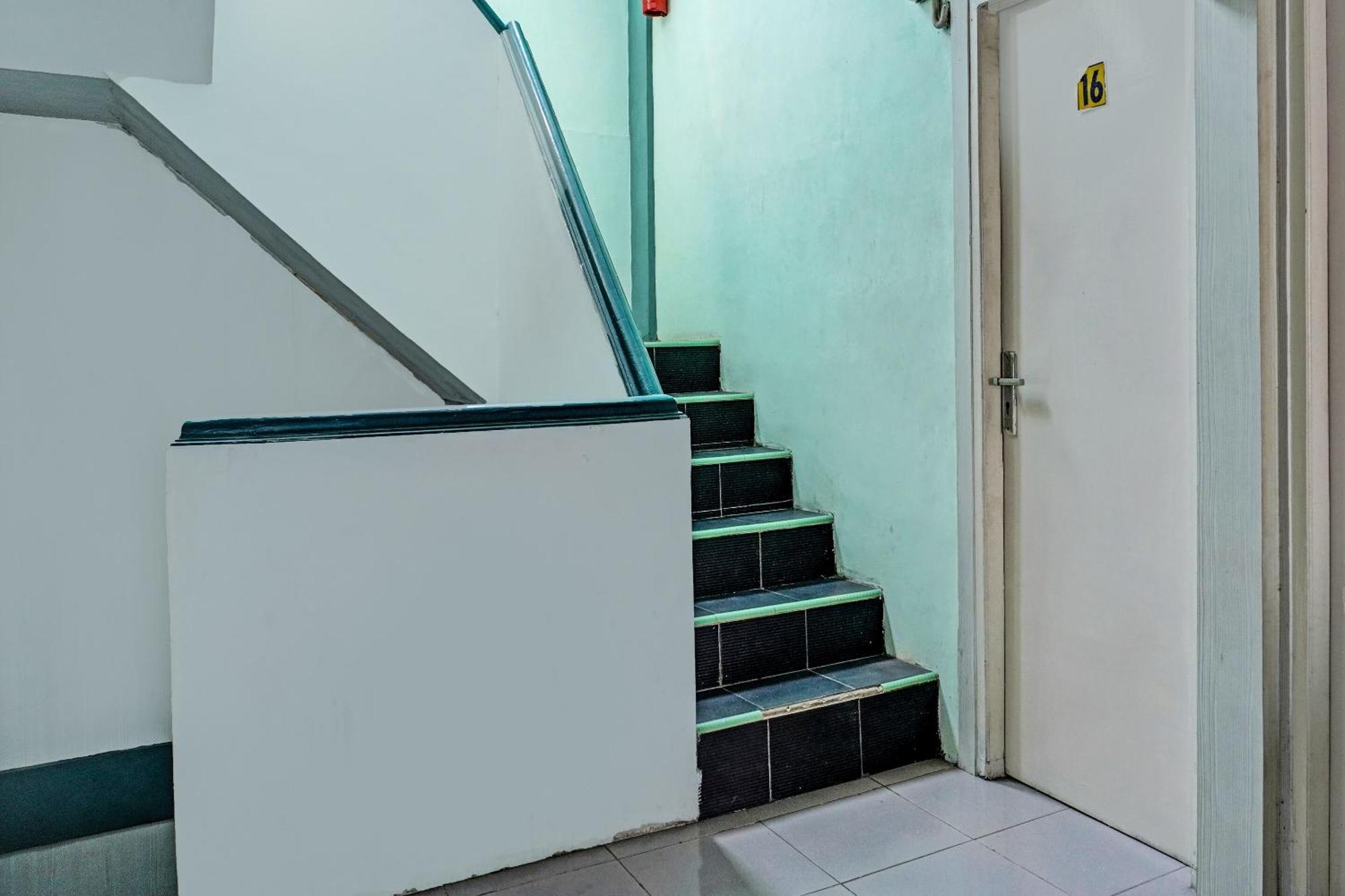 Oyo 91731 Home Stay Elis Cateliya Syariah Karawang Luaran gambar
