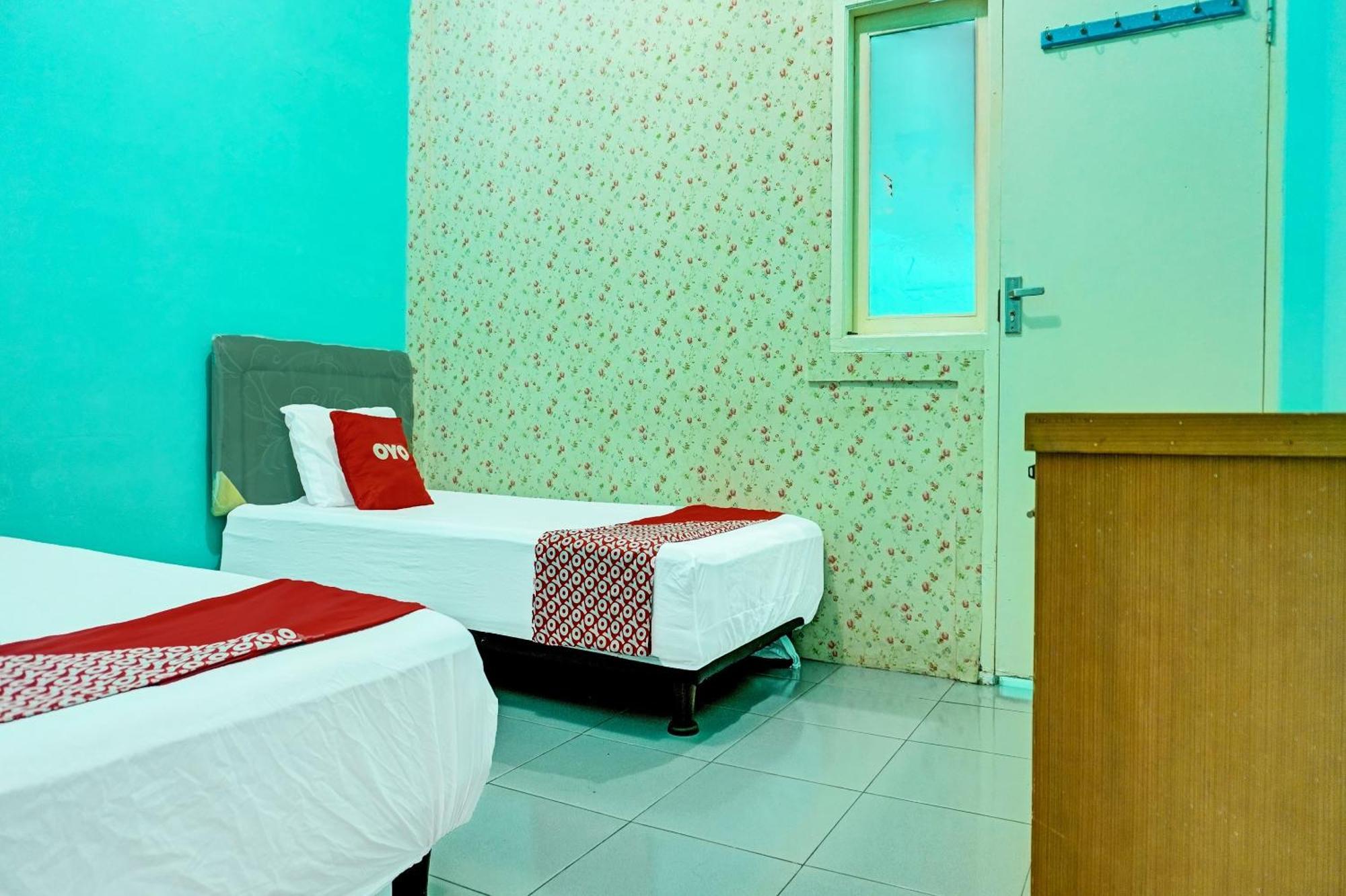 Oyo 91731 Home Stay Elis Cateliya Syariah Karawang Luaran gambar