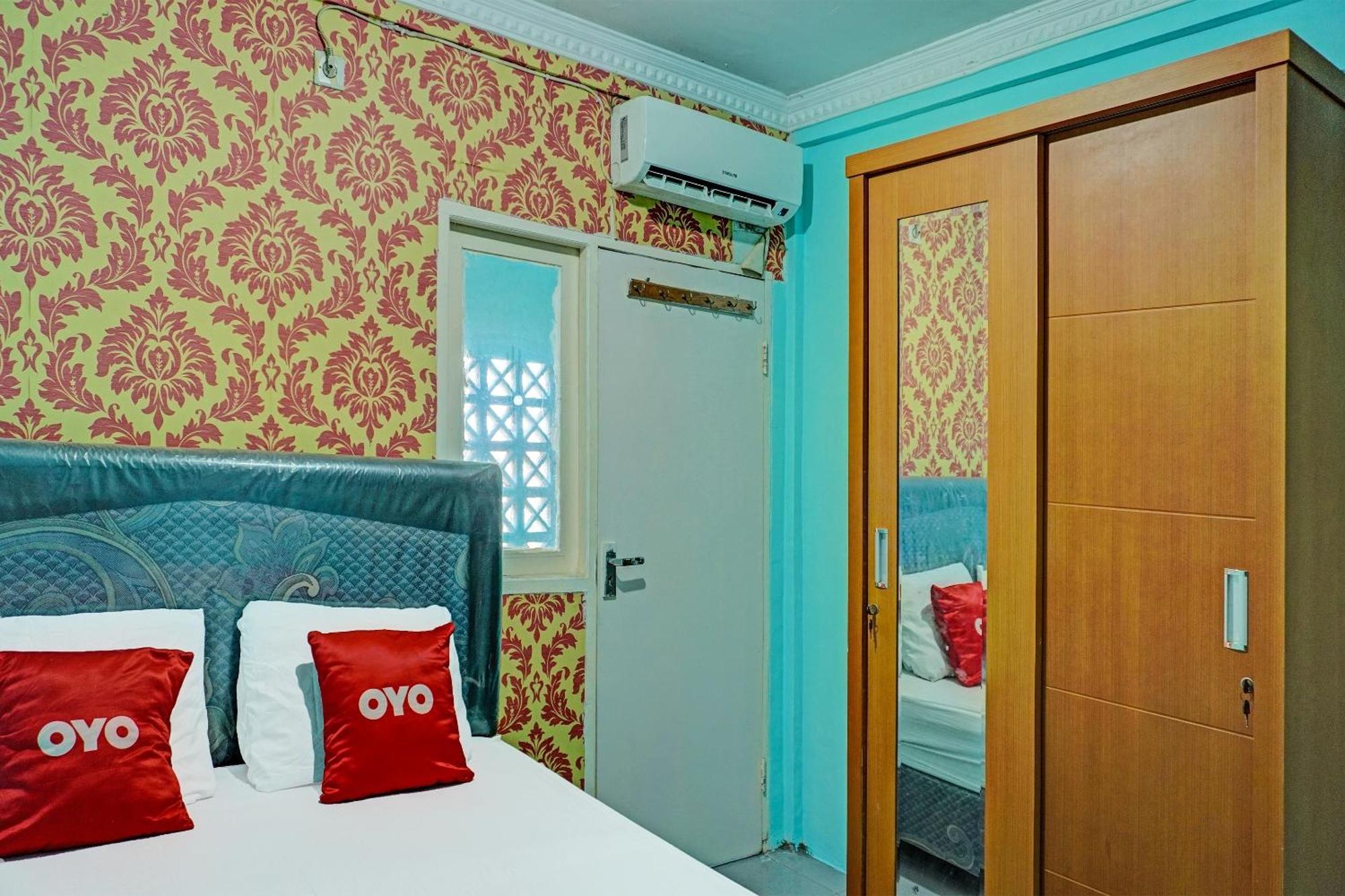 Oyo 91731 Home Stay Elis Cateliya Syariah Karawang Luaran gambar