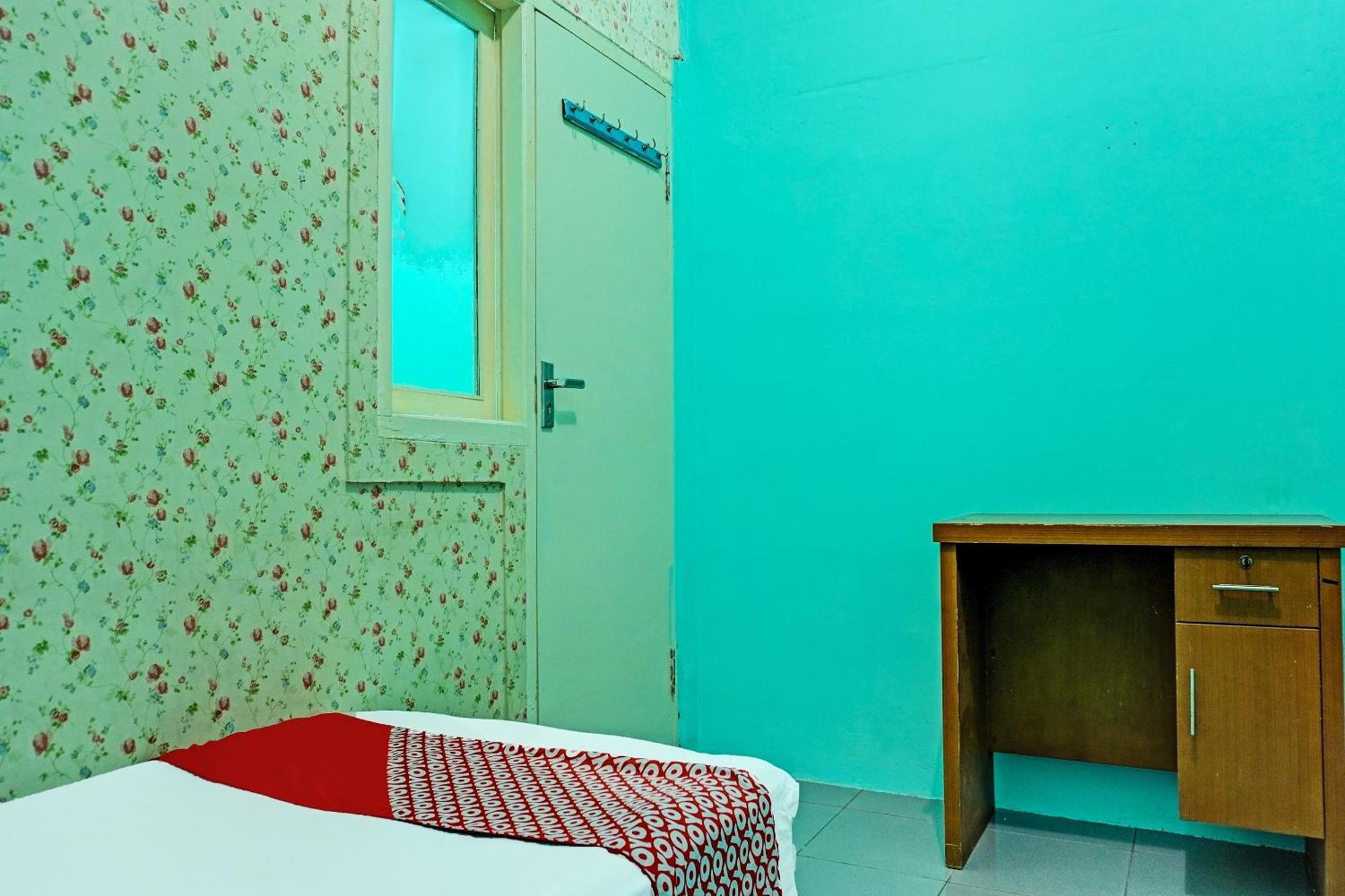 Oyo 91731 Home Stay Elis Cateliya Syariah Karawang Luaran gambar