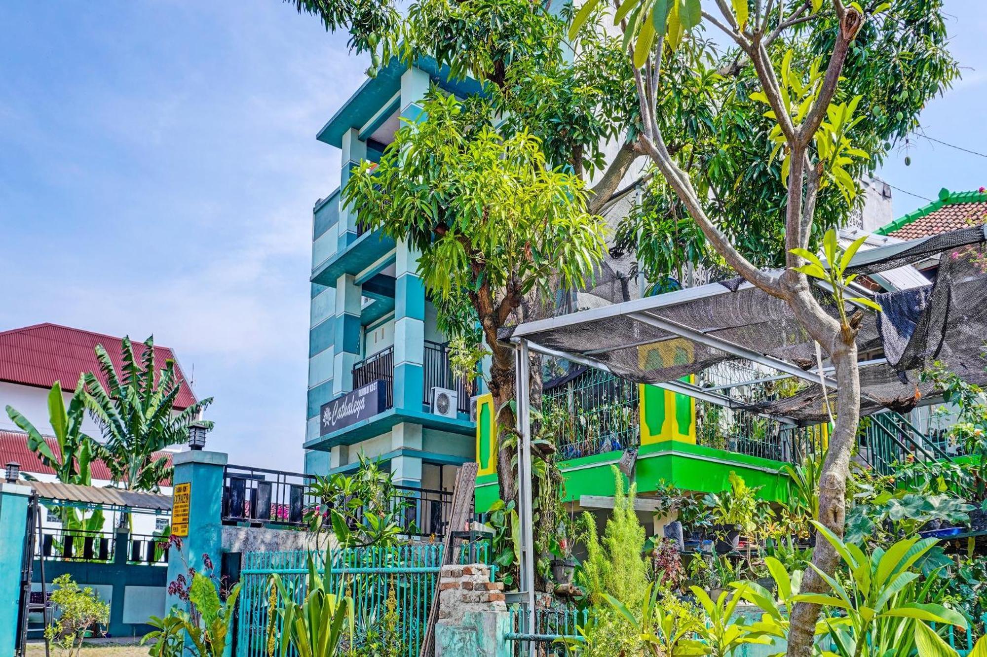 Oyo 91731 Home Stay Elis Cateliya Syariah Karawang Luaran gambar