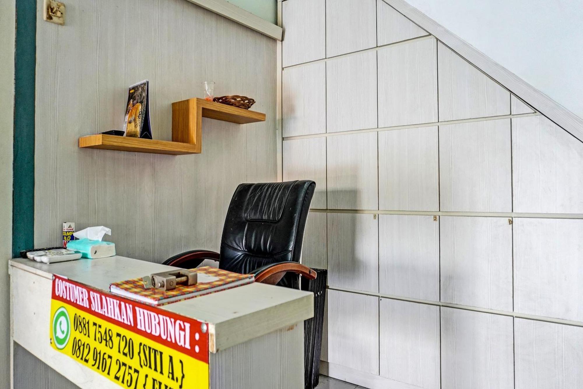 Oyo 91731 Home Stay Elis Cateliya Syariah Karawang Luaran gambar