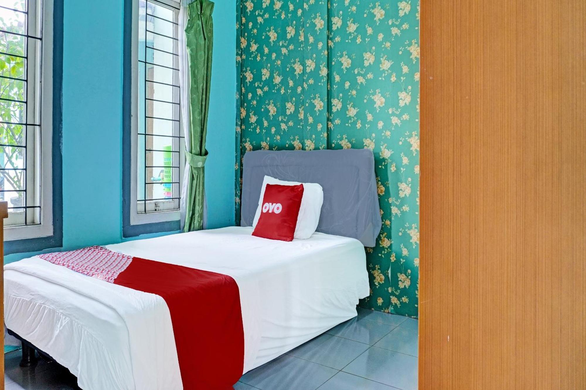 Oyo 91731 Home Stay Elis Cateliya Syariah Karawang Luaran gambar