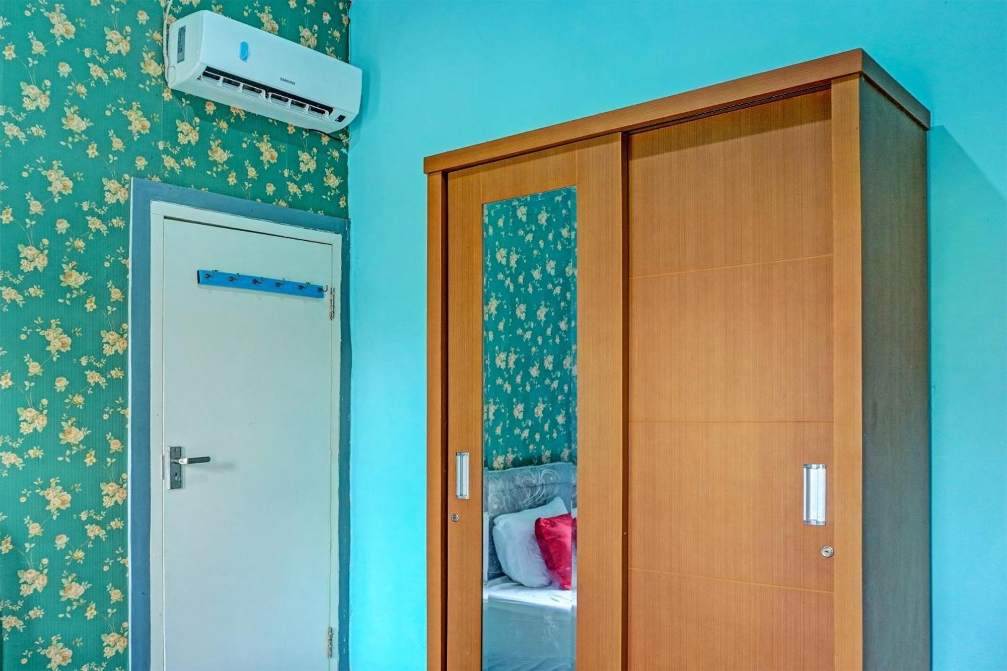 Oyo 91731 Home Stay Elis Cateliya Syariah Karawang Luaran gambar