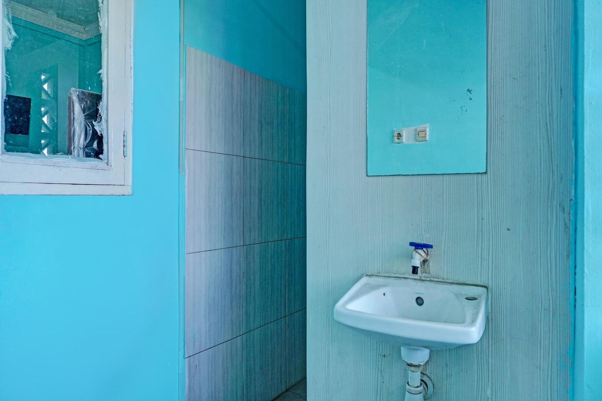 Oyo 91731 Home Stay Elis Cateliya Syariah Karawang Luaran gambar