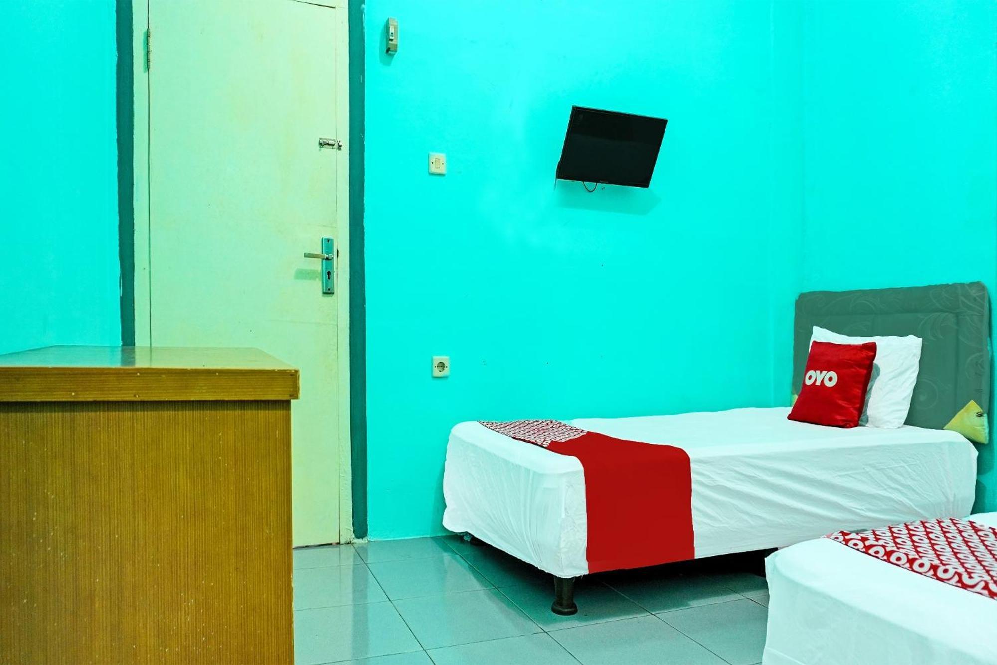 Oyo 91731 Home Stay Elis Cateliya Syariah Karawang Luaran gambar