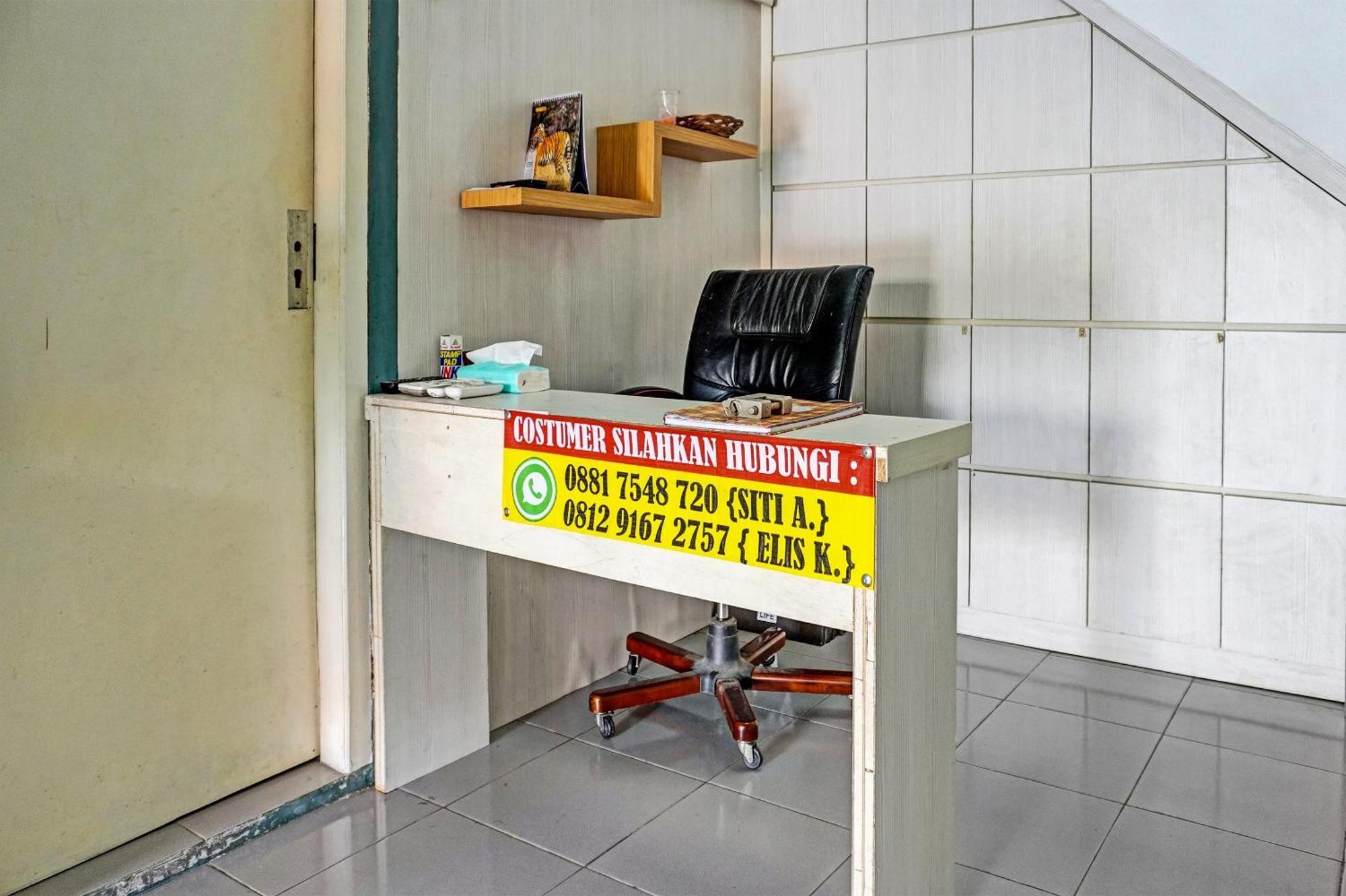 Oyo 91731 Home Stay Elis Cateliya Syariah Karawang Luaran gambar