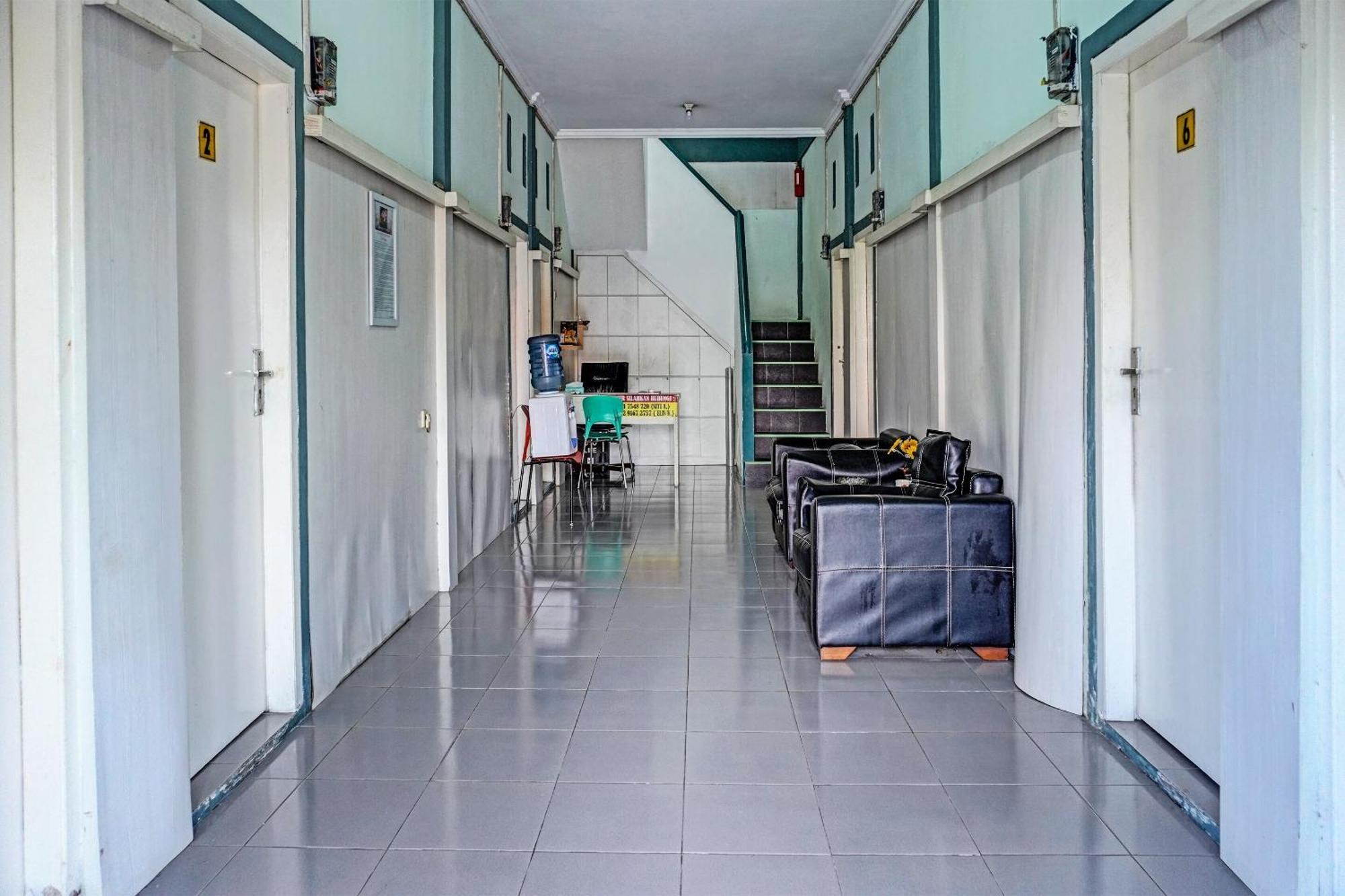 Oyo 91731 Home Stay Elis Cateliya Syariah Karawang Luaran gambar