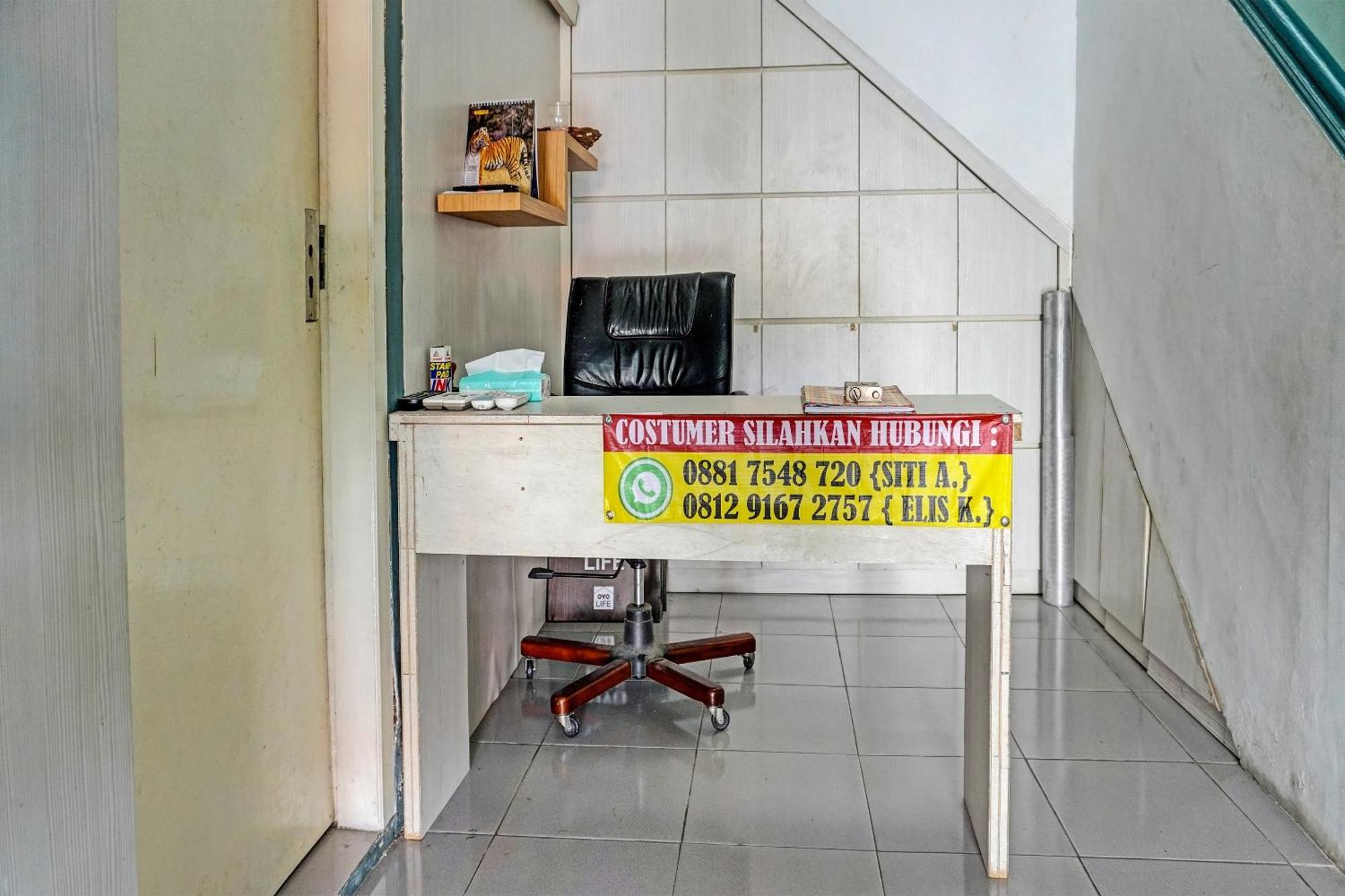 Oyo 91731 Home Stay Elis Cateliya Syariah Karawang Luaran gambar