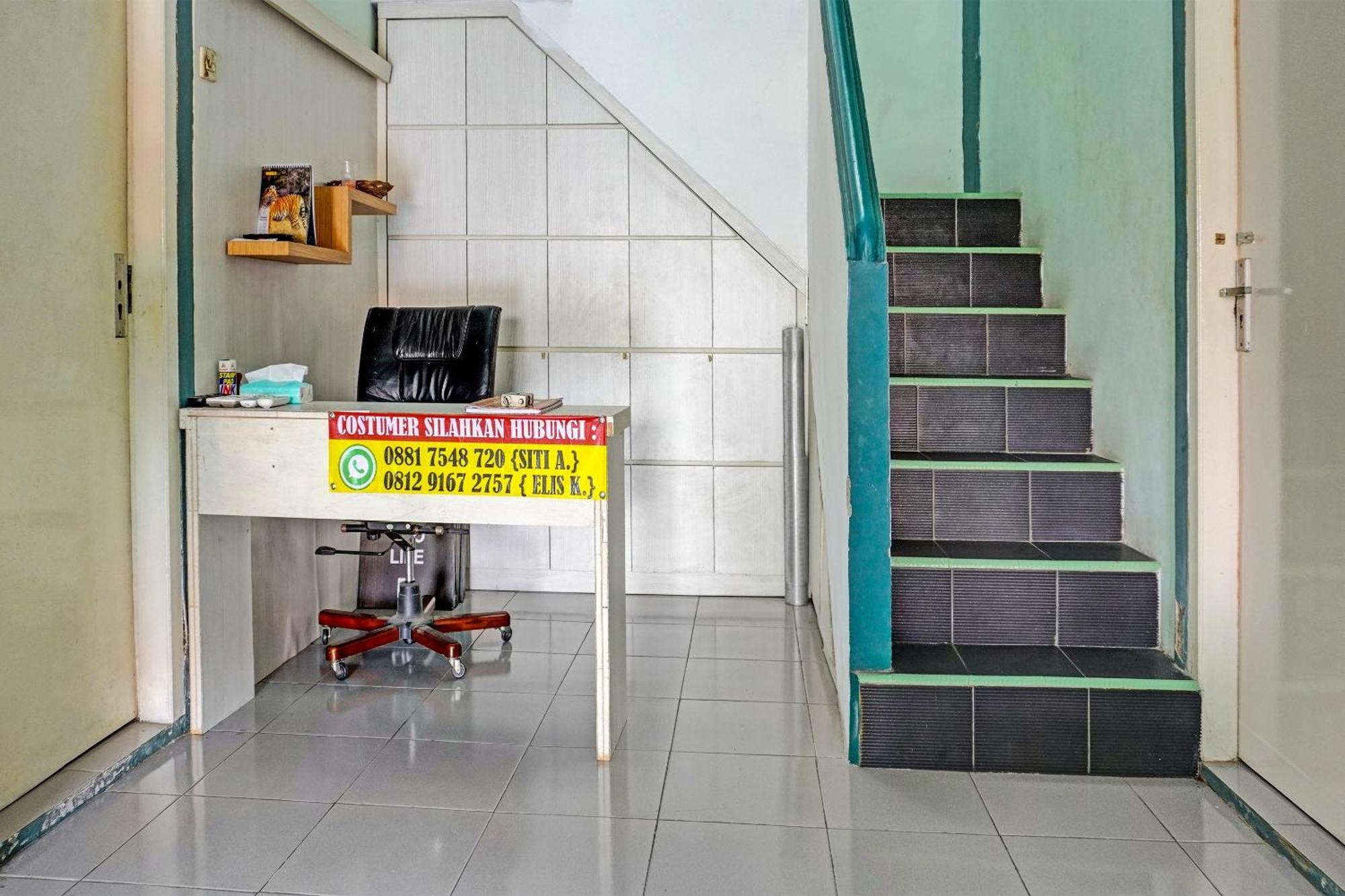 Oyo 91731 Home Stay Elis Cateliya Syariah Karawang Luaran gambar