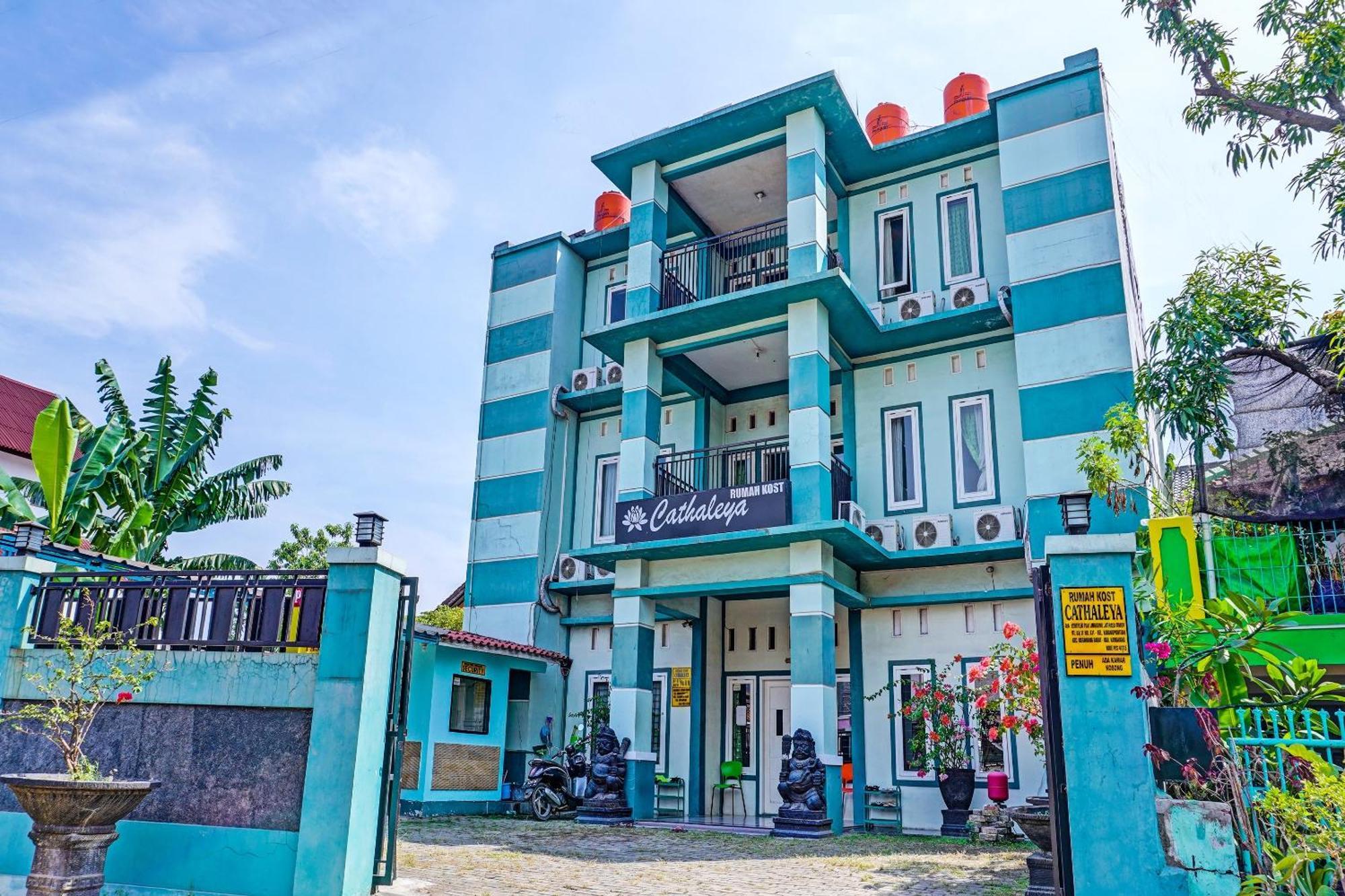 Oyo 91731 Home Stay Elis Cateliya Syariah Karawang Luaran gambar