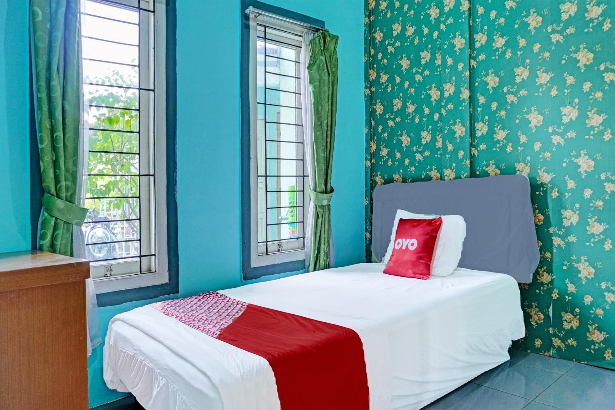 Oyo 91731 Home Stay Elis Cateliya Syariah Karawang Luaran gambar