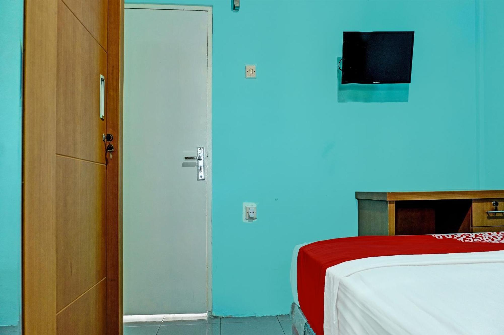 Oyo 91731 Home Stay Elis Cateliya Syariah Karawang Luaran gambar