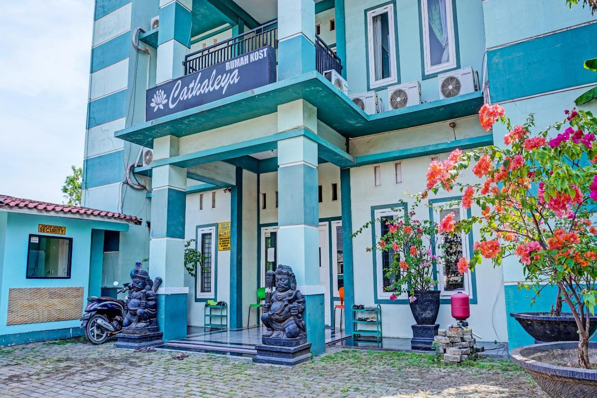 Oyo 91731 Home Stay Elis Cateliya Syariah Karawang Luaran gambar