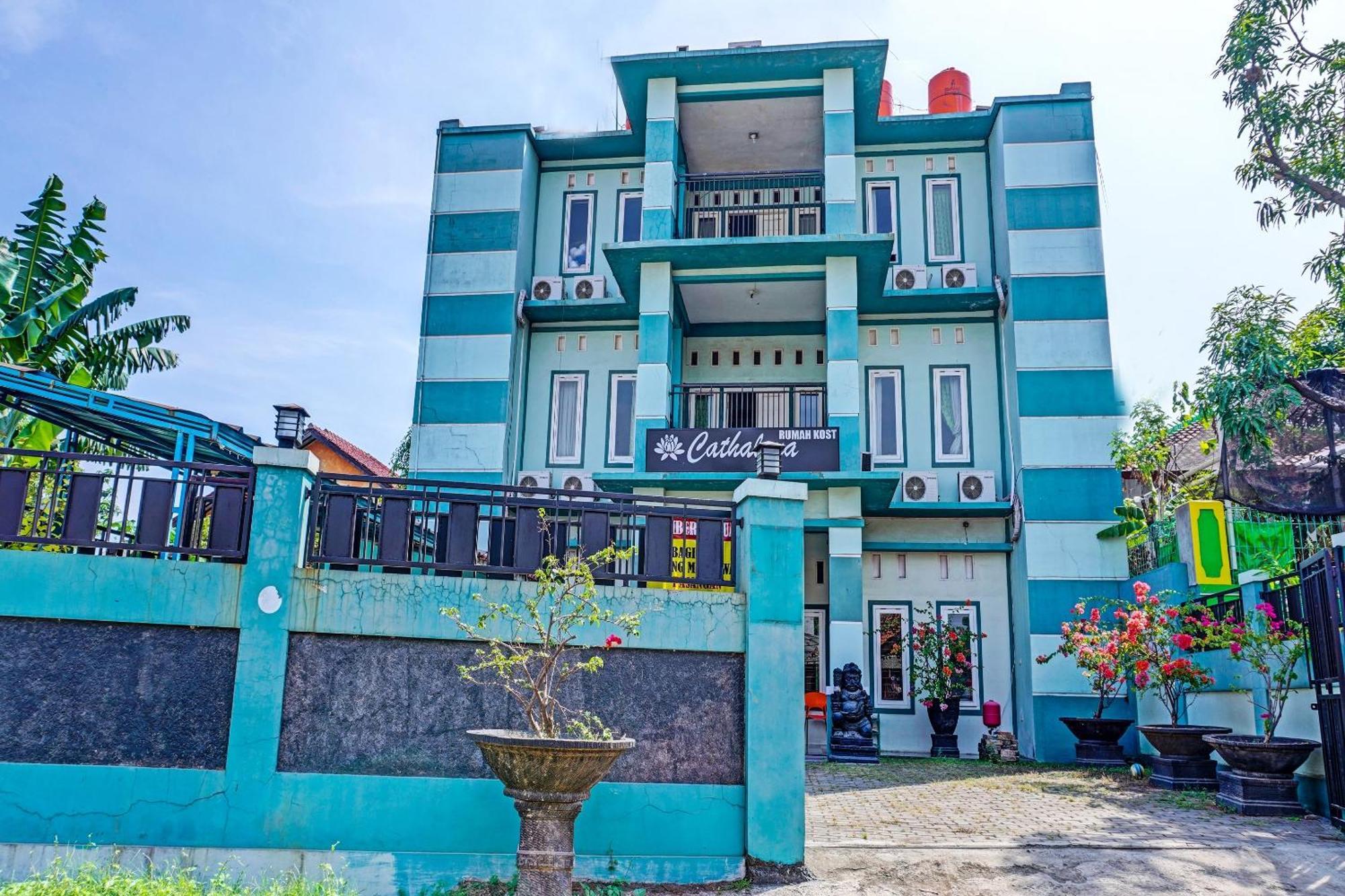Oyo 91731 Home Stay Elis Cateliya Syariah Karawang Luaran gambar